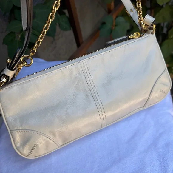 Prada Re-Edition 2002 Medium Leather Shoulder Bag - Picture 6 of 17